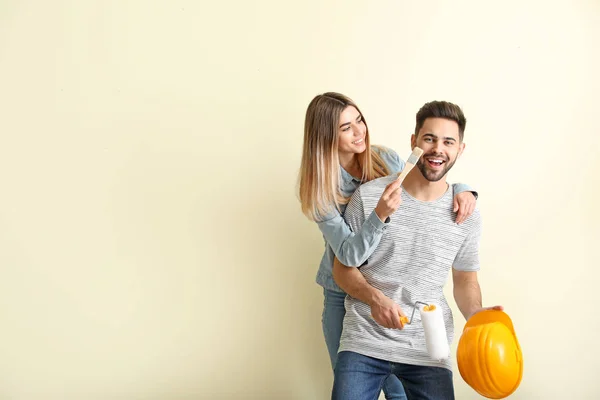 Young Couple Tools Color Wall New Apartment — Stock Photo, Image