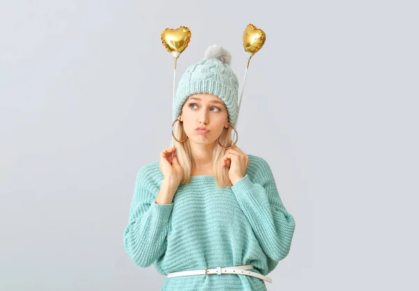 Hermosa Mujer Joven Suéter Cálido Con Decoración Fiesta Sobre Fondo —  Fotos de Stock