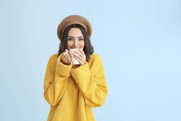 Schöne Junge Frau Warmen Pullover Trinkt Tee Auf Farbigem Hintergrund — Stockfoto