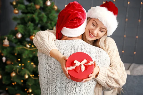 Pareja Feliz Con Regalo Navidad Casa — Foto de Stock