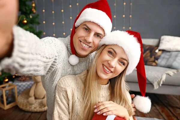 Happy Couple Christmas Gift Taking Selfie Home — Stock Photo, Image