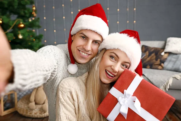 Pareja Feliz Con Regalo Navidad Tomando Selfie Casa — Foto de Stock