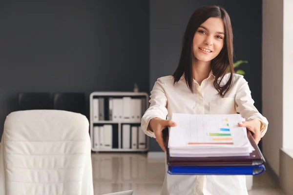 Porträtt Ung Kvinnlig Revisor Tjänst — Stockfoto