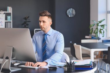 Ofiste çalışan erkek muhasebeci.