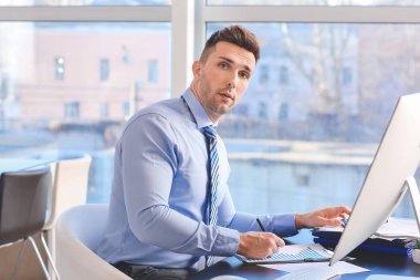 Ofiste çalışan erkek muhasebeci.