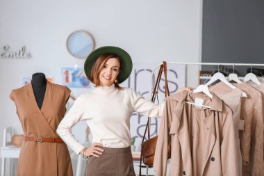Stüdyosunda modern giysileri olan kadın stilisti.