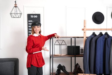 Modern stüdyosunda kadın stilisti