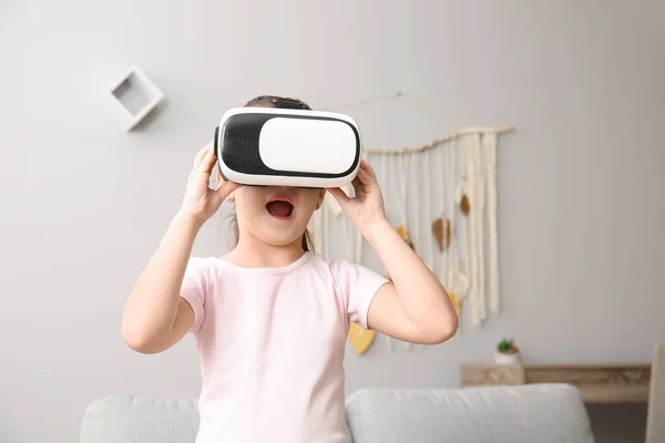 Little Girl Virtual Reality Glasses Home — Stock Photo, Image