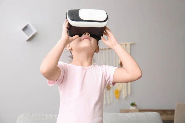 Little Girl Virtual Reality Glasses Home — Stock Photo, Image