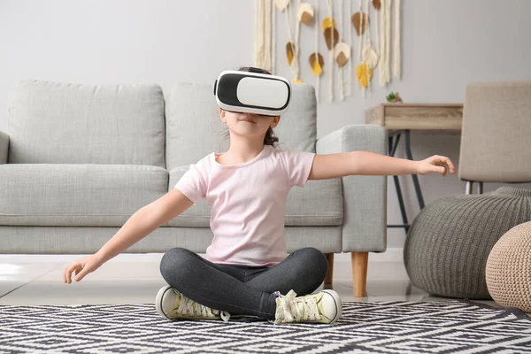 Little Girl Virtual Reality Glasses Home — Stock Photo, Image