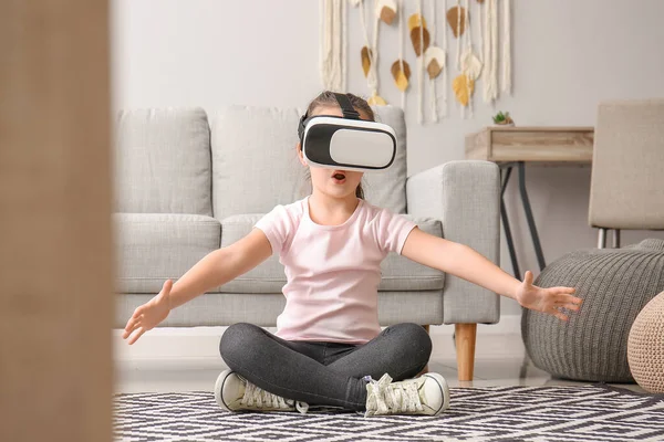 Little Girl Virtual Reality Glasses Home — Stock Photo, Image