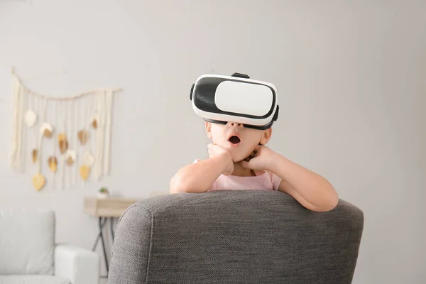 Little Girl Virtual Reality Glasses Home — Stock Photo, Image