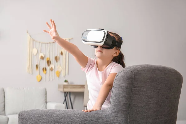 Little Girl Virtual Reality Glasses Home — Stock Photo, Image