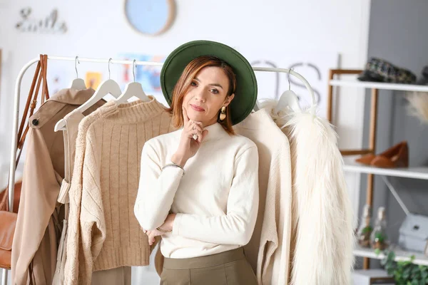 Female Stylist Rack Modern Clothes Her Studio — Stock Photo, Image