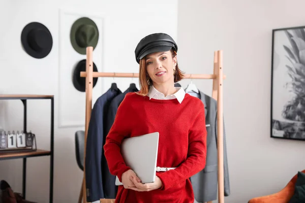 Female Stylist Laptop Her Studio — Stock Photo, Image