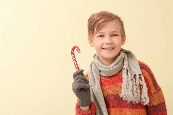 Lindo Niño Ropa Invierno Con Bastón Caramelo Fondo Color —  Fotos de Stock