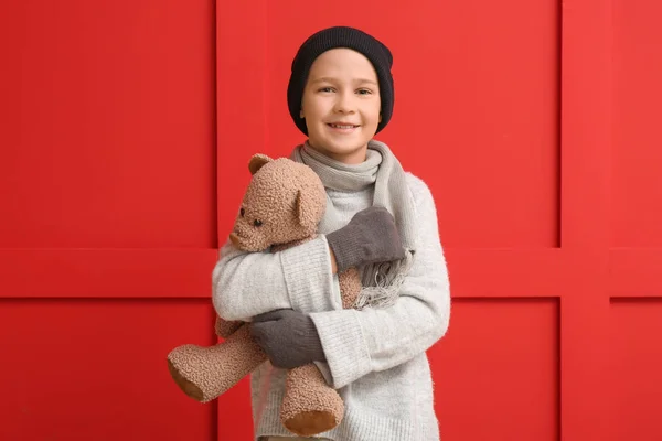 Menino Bonito Roupas Inverno Com Ursinho Pelúcia Fundo Cor — Fotografia de Stock