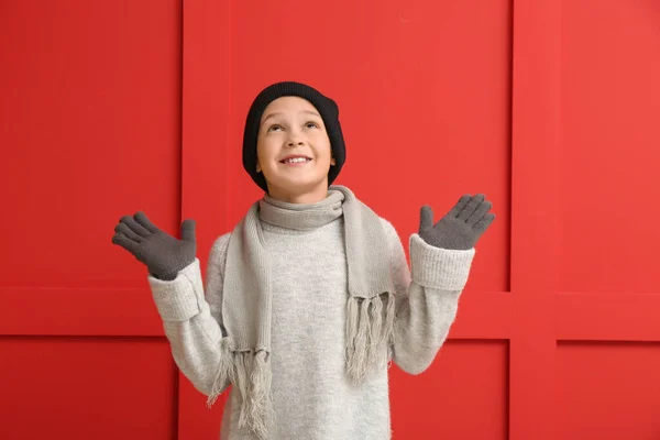 Menino Bonito Roupas Inverno Fundo Cor — Fotografia de Stock