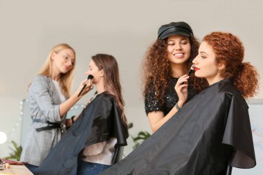 Makyaj okulunda modellik yapan genç bir kadın.