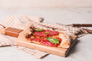 Beyaz arka planda lezzetli pizza.