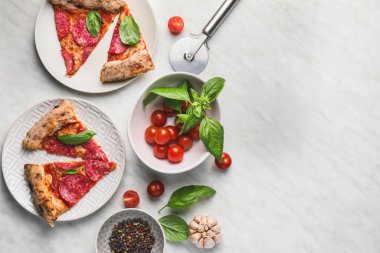 Beyaz arka planda lezzetli pizza dilimleri