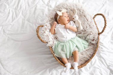 Sepette yatan tatlı küçük kız.