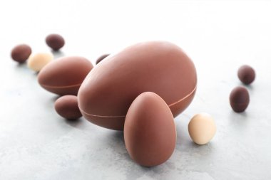 Hafif arkaplanda lezzetli paskalya yumurtaları