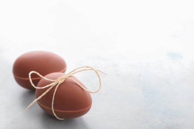 Hafif arkaplanda lezzetli paskalya yumurtaları