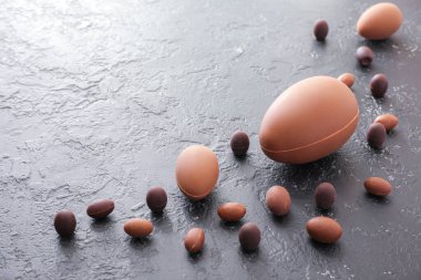 Gri arka planda tatlı Paskalya yumurtaları