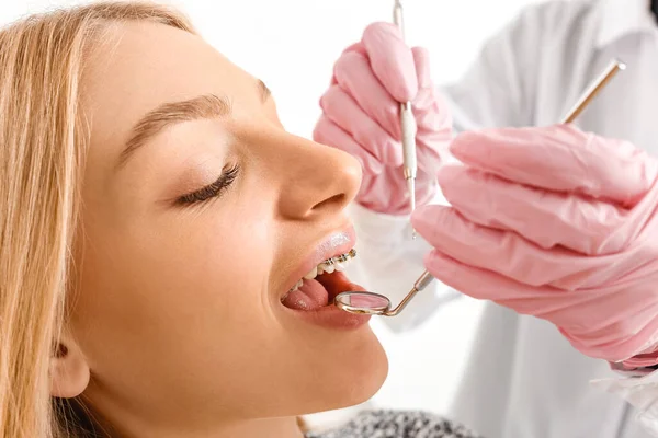 Młoda Kobieta Aparatem Dentystycznym Odwiedza Ortodontę Klinice — Zdjęcie stockowe