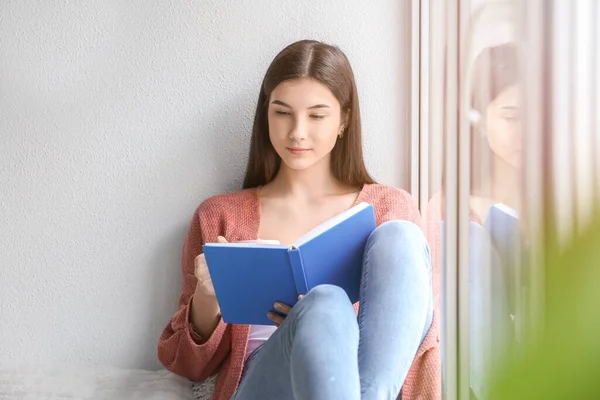 Mujer Joven Leyendo Libro Casa — Foto de Stock