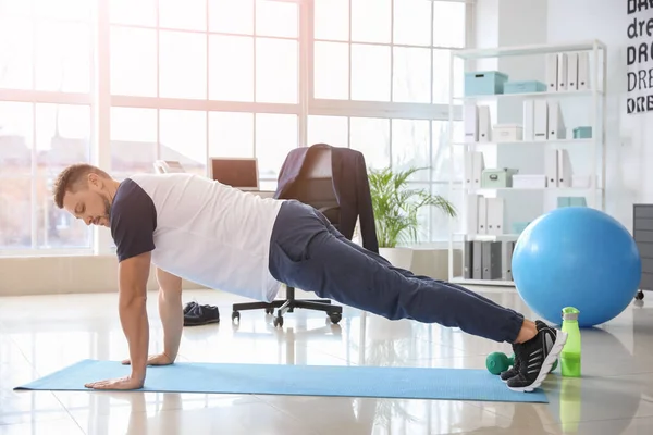 Man Doing Exercises Office — Stock Photo, Image