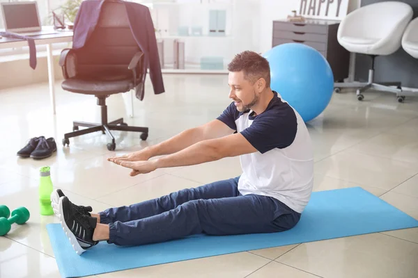 Man Doing Exercises Office — Stock Photo, Image