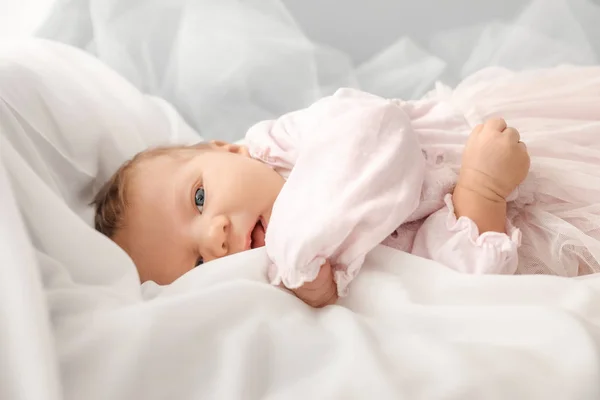 Niedliches Kleines Mädchen Liegt Bett — Stockfoto