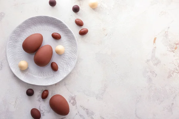 Leckere Schokolade Ostereier Auf Hellem Hintergrund — Stockfoto