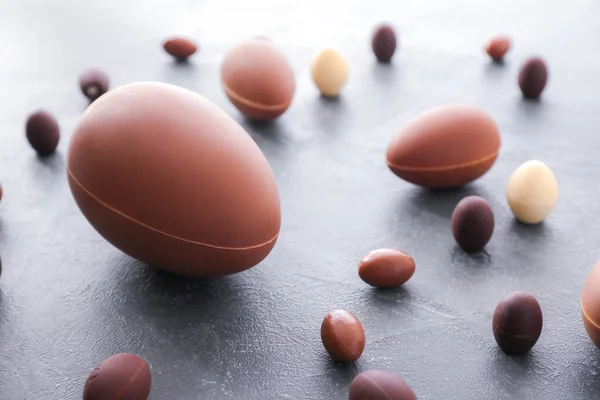 Lekkere Chocolade Paaseieren Grijze Achtergrond — Stockfoto