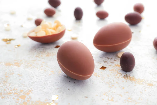 Zoete Chocolade Paaseieren Een Lichte Achtergrond — Stockfoto