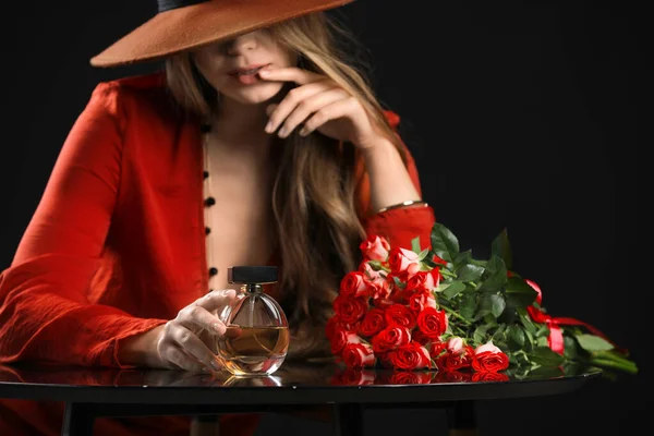 Mulher Bonita Com Garrafa Perfume Flores Fundo Escuro — Fotografia de Stock