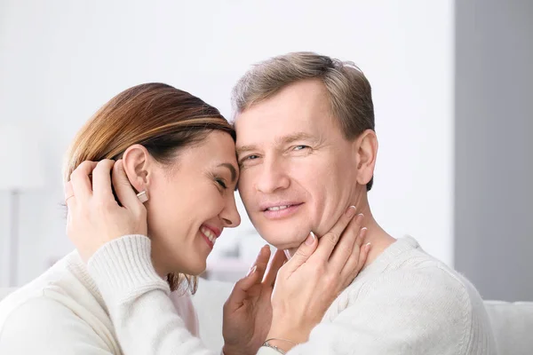 Retrato Hermosa Pareja Casa — Foto de Stock