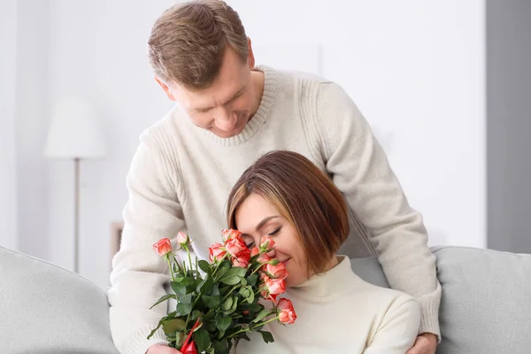 Happy Husband Giving His Wife Bouquet Flowers Home — Stock Photo, Image