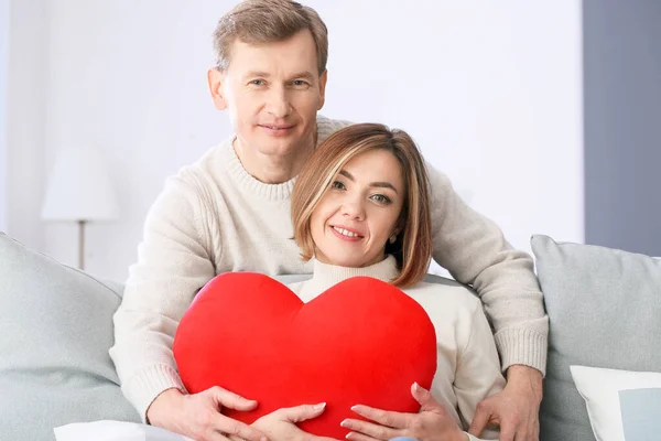 Schönes Paar Mit Rotem Herz Hause — Stockfoto