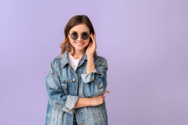 Renkli güneş gözlüklü genç bayan.