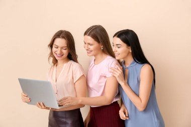 Renkli dizüstü bilgisayarlı güzel iş kadınları