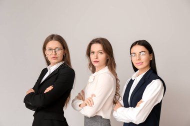 Aydınlık arka planda güzel iş kadınları