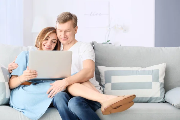Beautiful Couple Laptop Home — Stock Photo, Image
