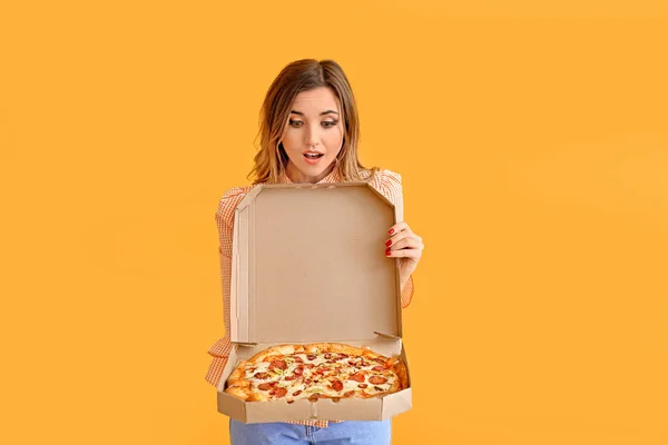 Portret Zaskoczonej Młodej Kobiety Smaczną Pizzą Tle Koloru — Zdjęcie stockowe