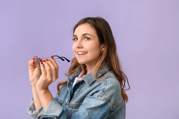 Jonge Vrouw Met Stijlvolle Zonnebril Kleur Achtergrond — Stockfoto