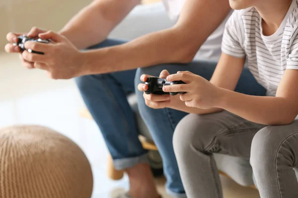 Babası Küçük Oğlu Evde Video Oyunu Oynuyorlar — Stok fotoğraf