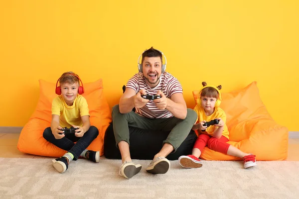 Father His Little Children Playing Video Games Home — Stock Photo, Image