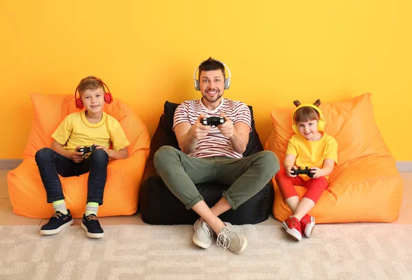 Pai Seus Filhos Pequenos Jogando Videogames Casa — Fotografia de Stock